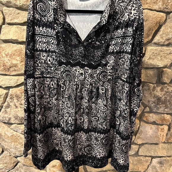 Chic Black and White Patterned Women's Blouse - Picture 1 of 3